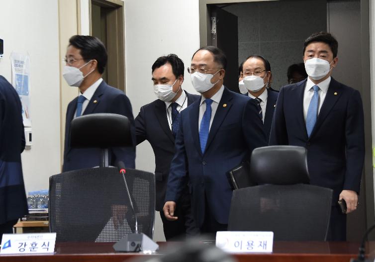홍남기 부총리, 코로나19 대응 추경예산 편성 당정협의