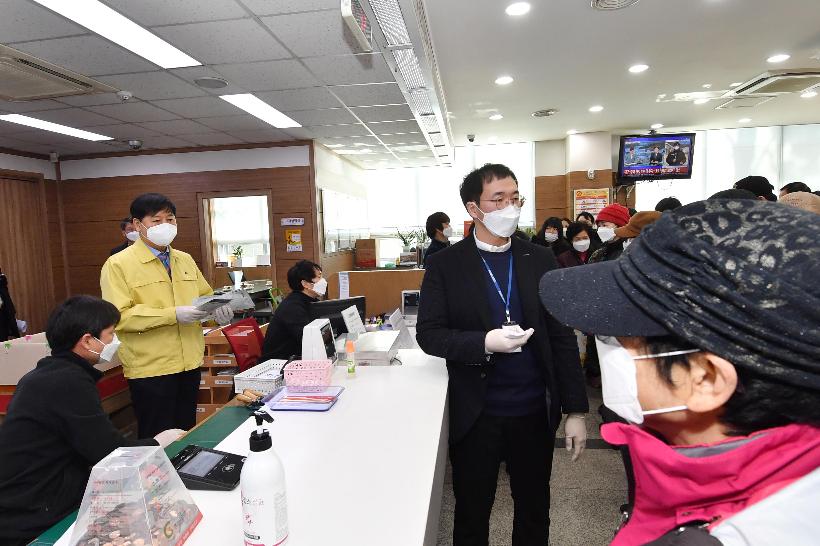 구윤철 차관, 공적 마스크 유통 우체국 현장방문