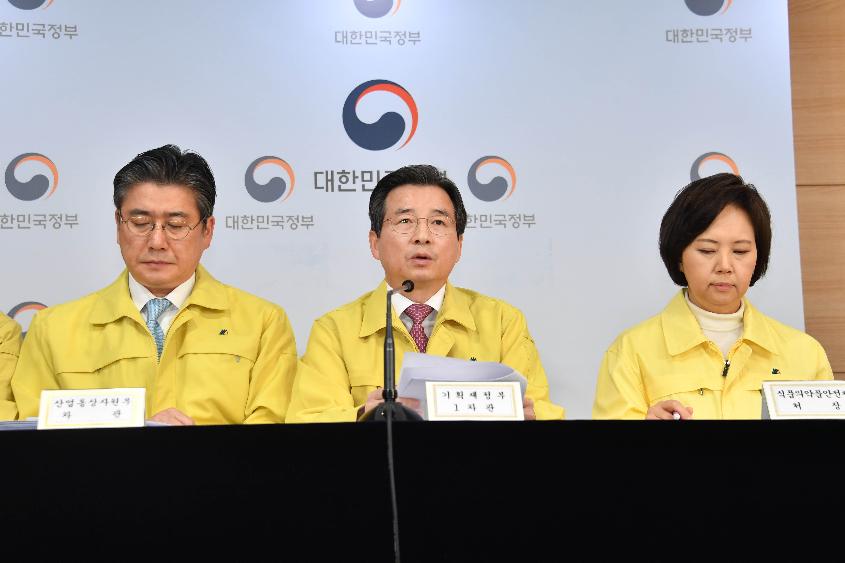 김용범 차관, 마스크 수급 안정화 대책 합동브리핑