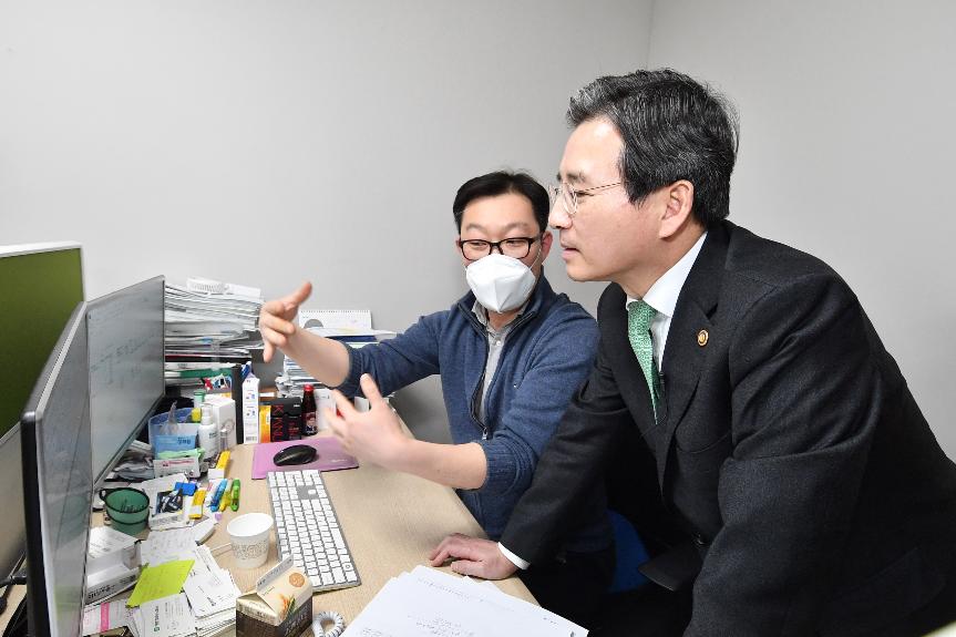 김용범 차관, 공적 마스크 유통 현장방문