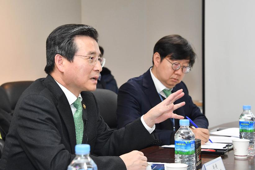 김용범 차관, 공적 마스크 유통 현장방문