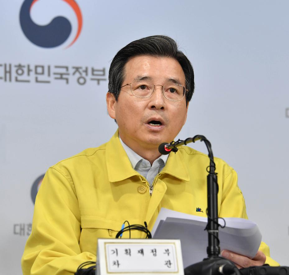 김용범 차관, 마스크 수급 안정화 대책 보완방안 브리핑
