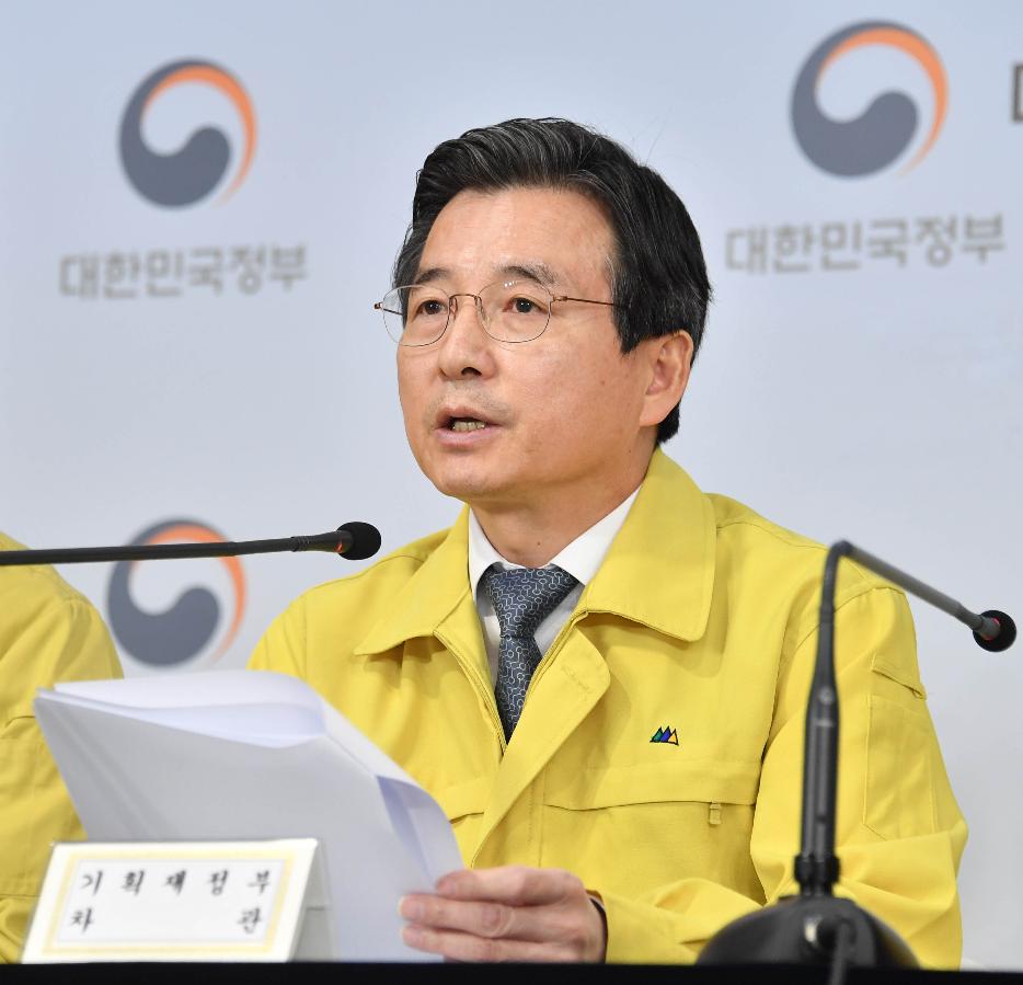 김용범 차관, 마스크 수급 안정 브리핑