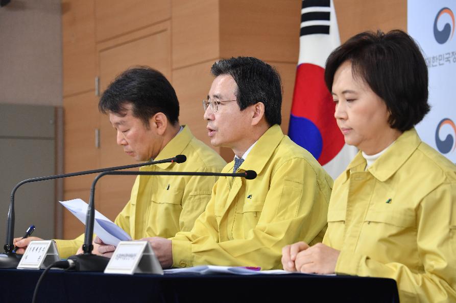 김용범 차관, 마스크 수급 안정 브리핑