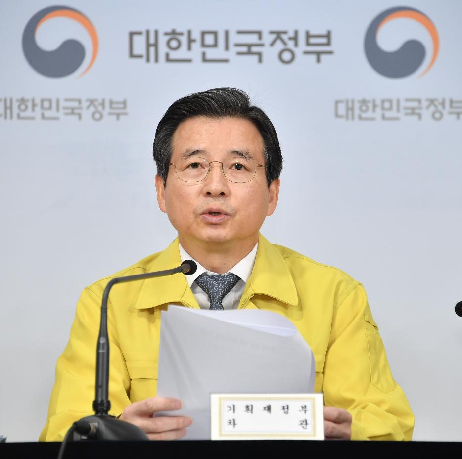 김용범 차관, 마스크 수급 안정 브리핑