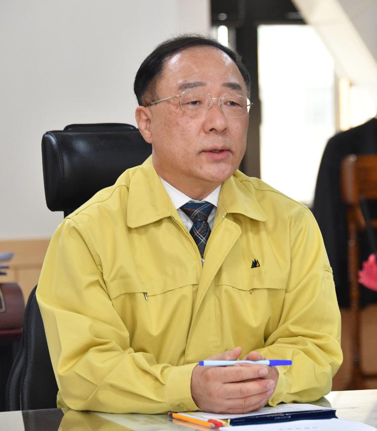 홍남기 부총리, 확대간부회의(서울-세종 화상회의)2