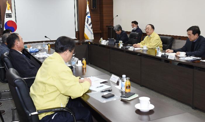 홍남기 부총리, 마스크 생산현장 방문 및 업계 간담회