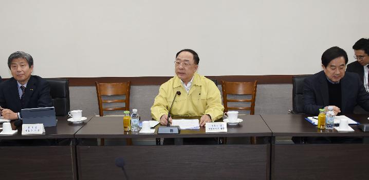 홍남기 부총리, 마스크 생산현장 방문 및 업계 간담회