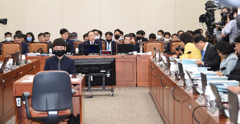 홍남기 부총리, 국회 기획재정위원회 전체회의