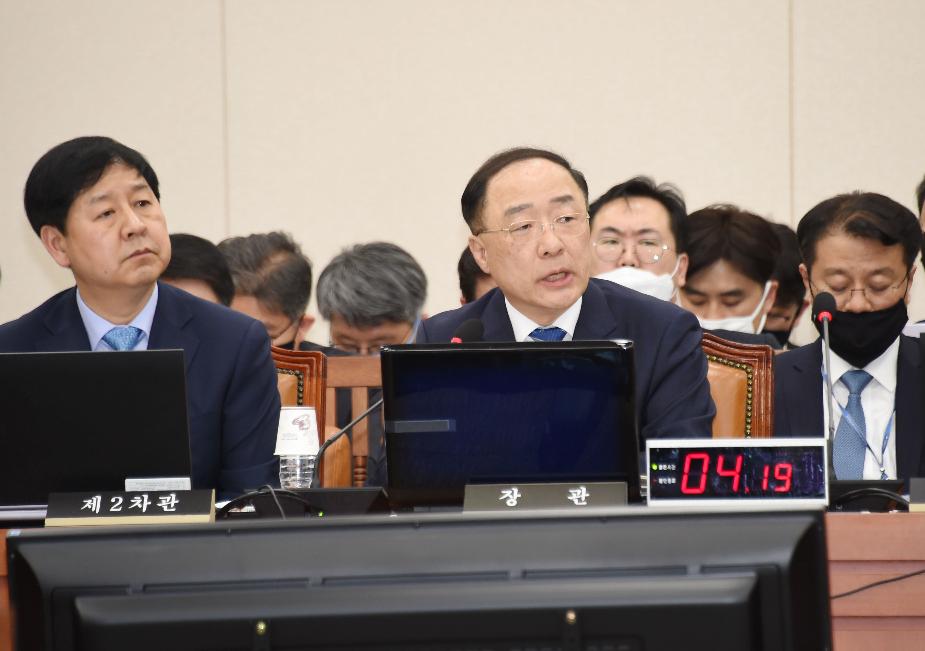 홍남기 부총리, 국회 기획재정위원회 전체회의