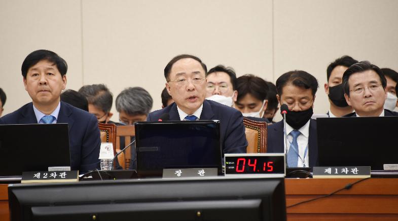 홍남기 부총리, 국회 기획재정위원회 전체회의
