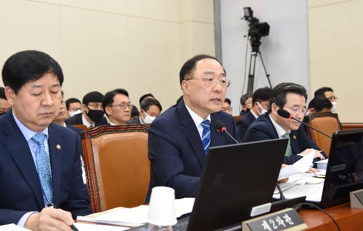 홍남기 부총리, 국회 기획재정위원회 전체회의