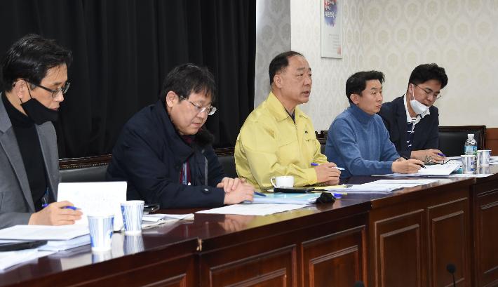 홍남기 부총리, 기획재정부 긴급 현안점검회의