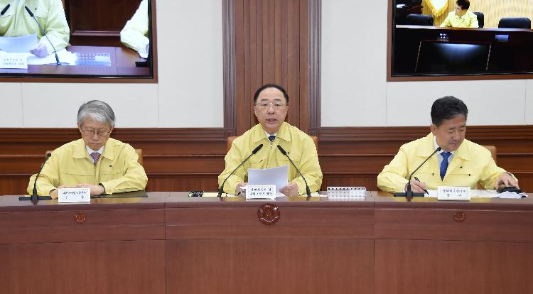 홍남기 부총리, 제11차 코로나19 대응 경제관계장관회의 겸 제1차 위기관리대책회의