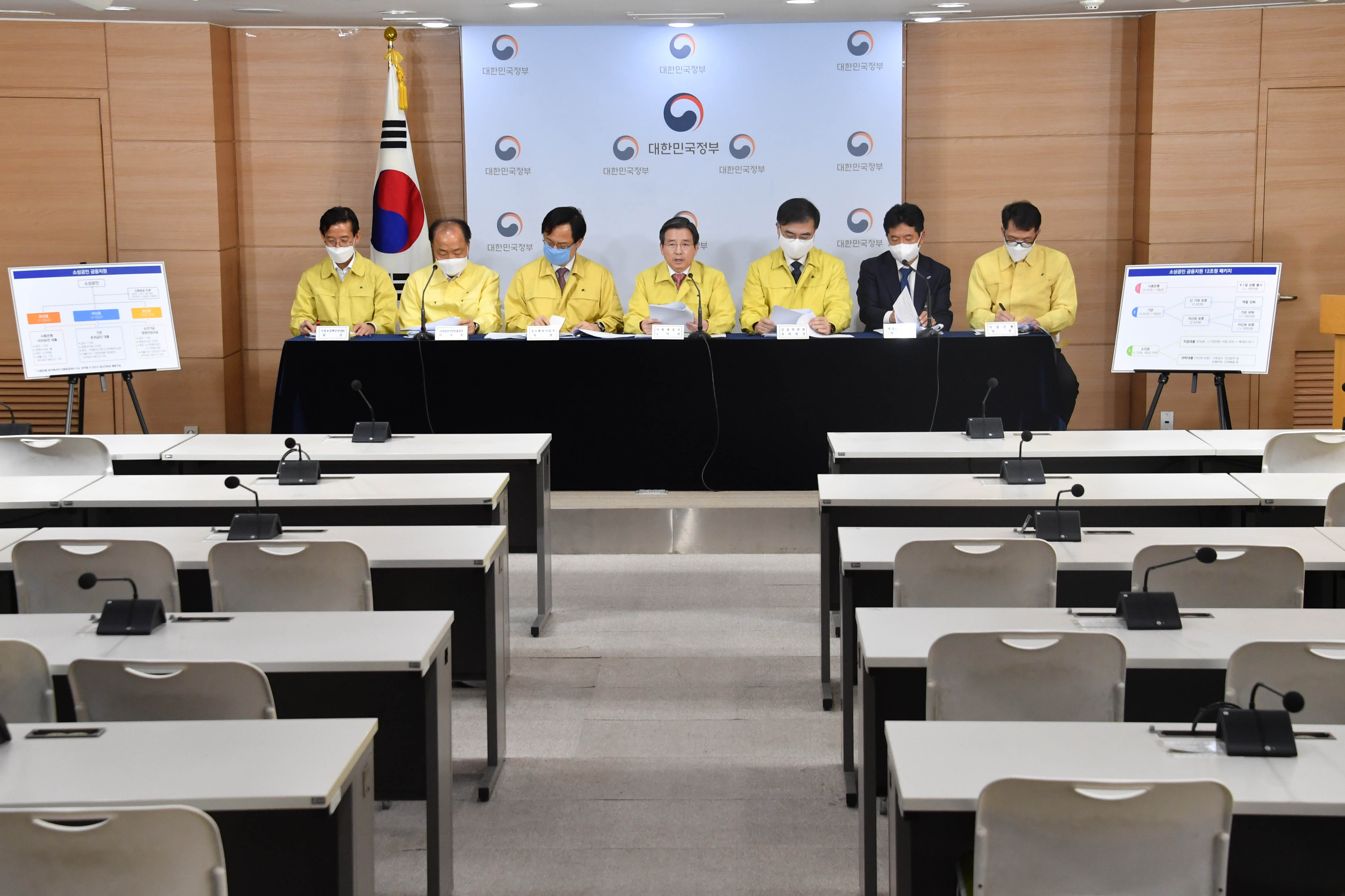 소상공인 금융지원 신속 집행 방안 관련 공동브리핑 개최 6}