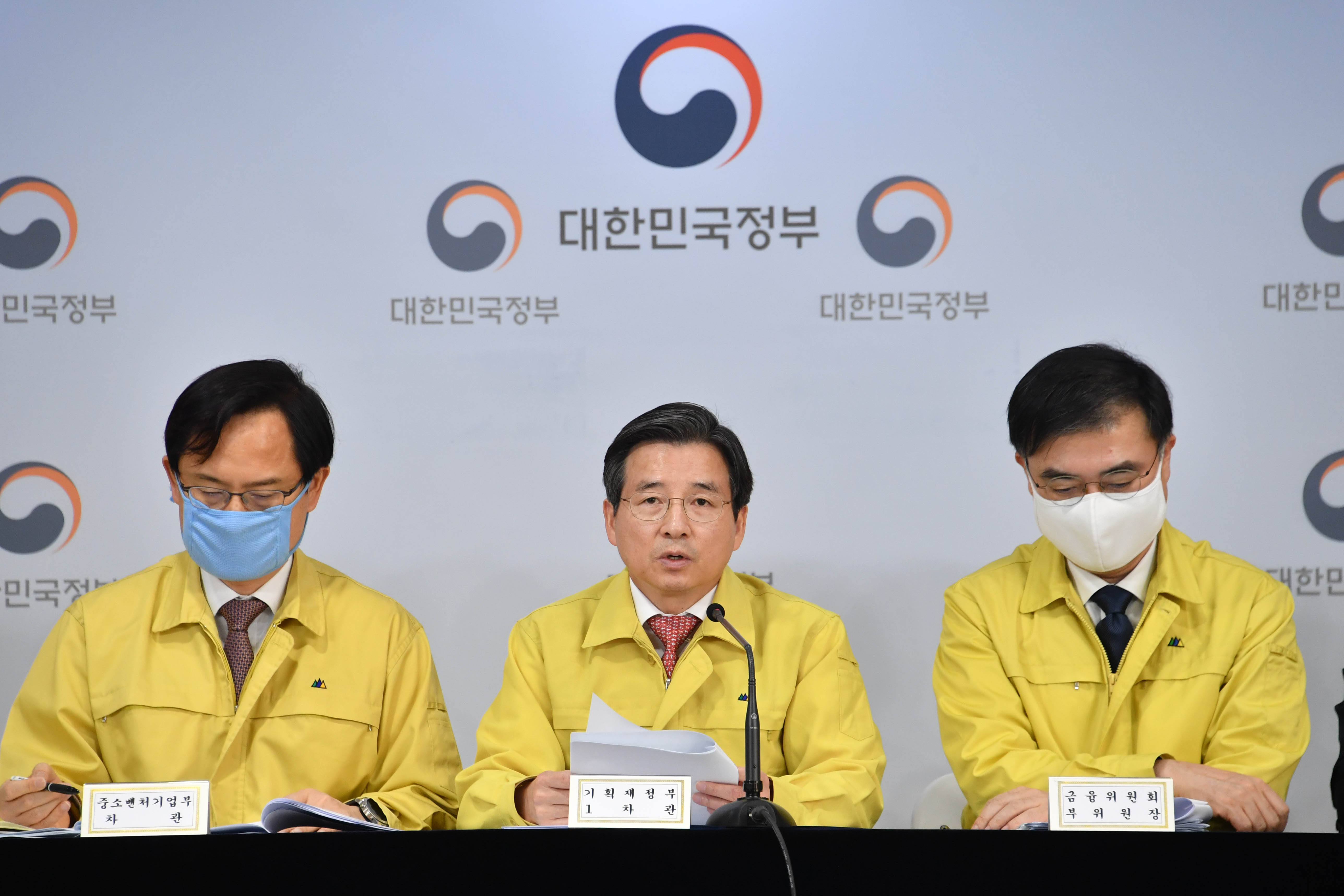 소상공인 금융지원 신속 집행 방안 관련 공동브리핑 개최 7}
