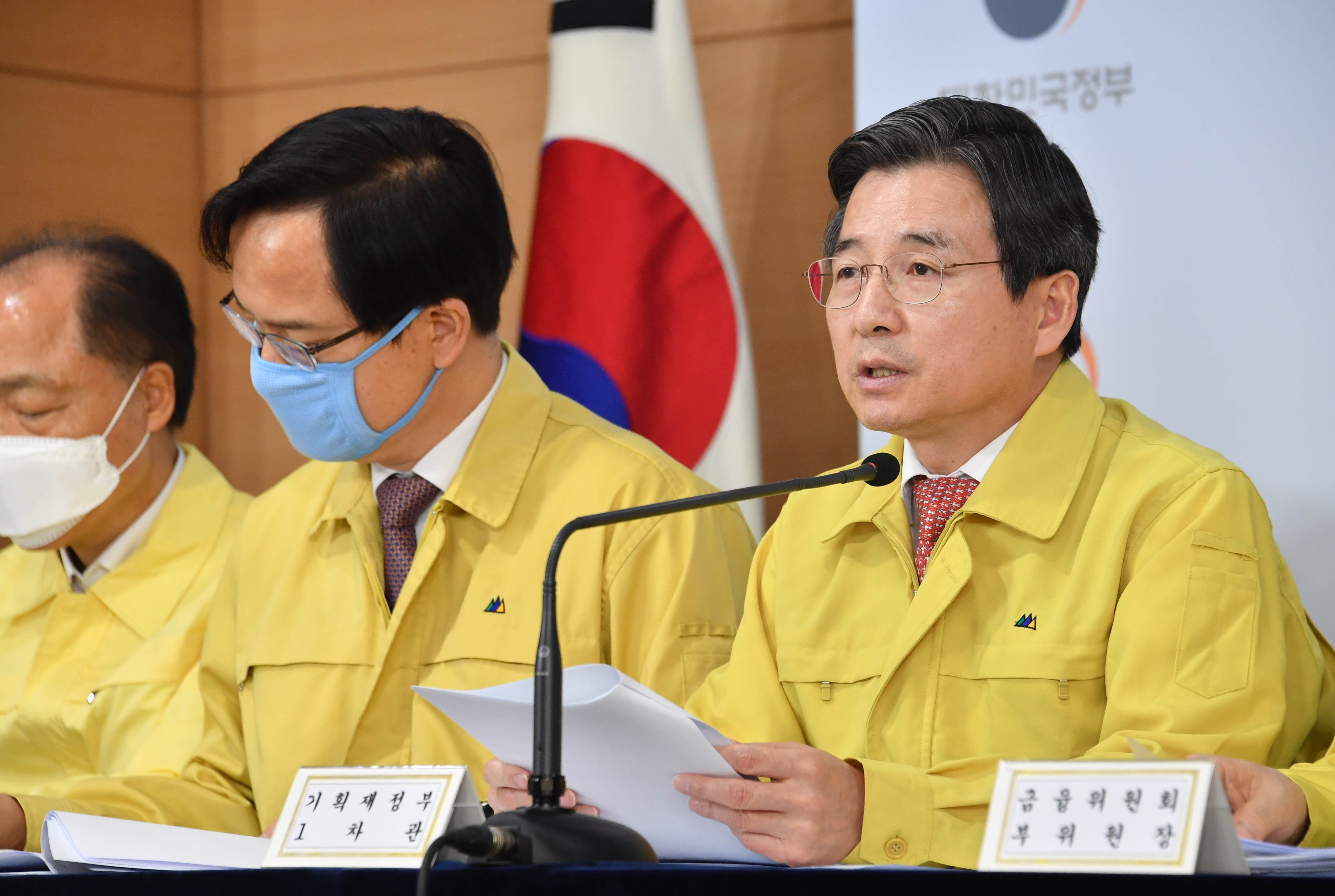 소상공인 금융지원 신속 집행 방안 관련 공동브리핑 개최 8}