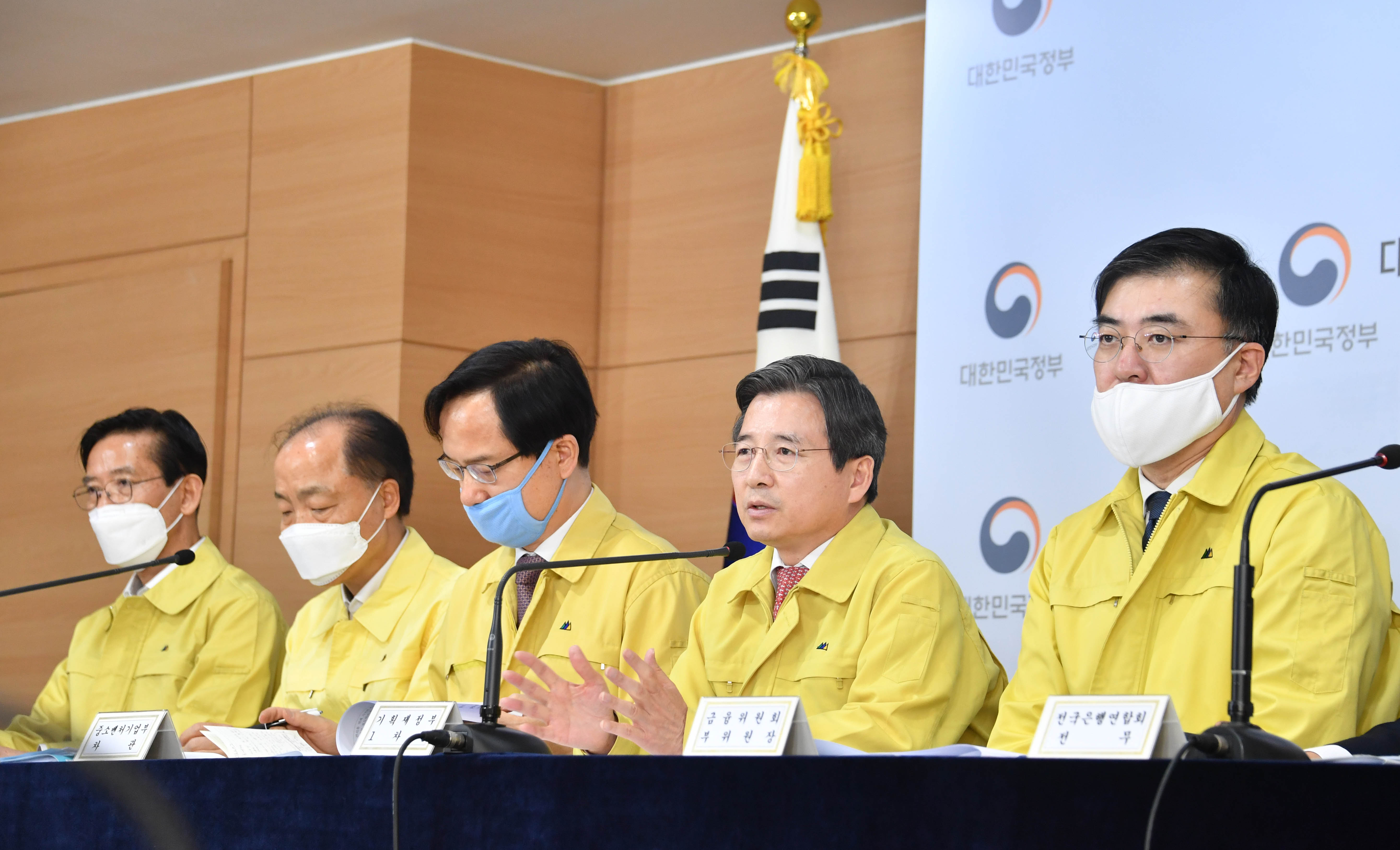 소상공인 금융지원 신속 집행 방안 관련 공동브리핑 개최 11}