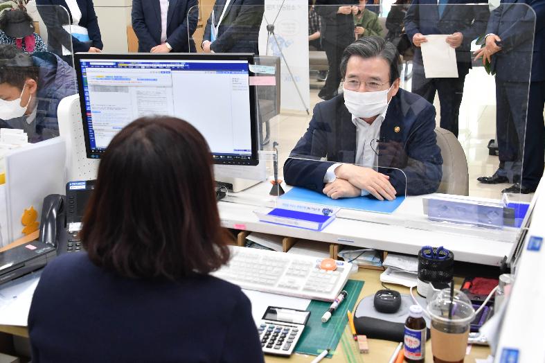김용범 차관, 소상공인 금융지원 기업은행 현장방문