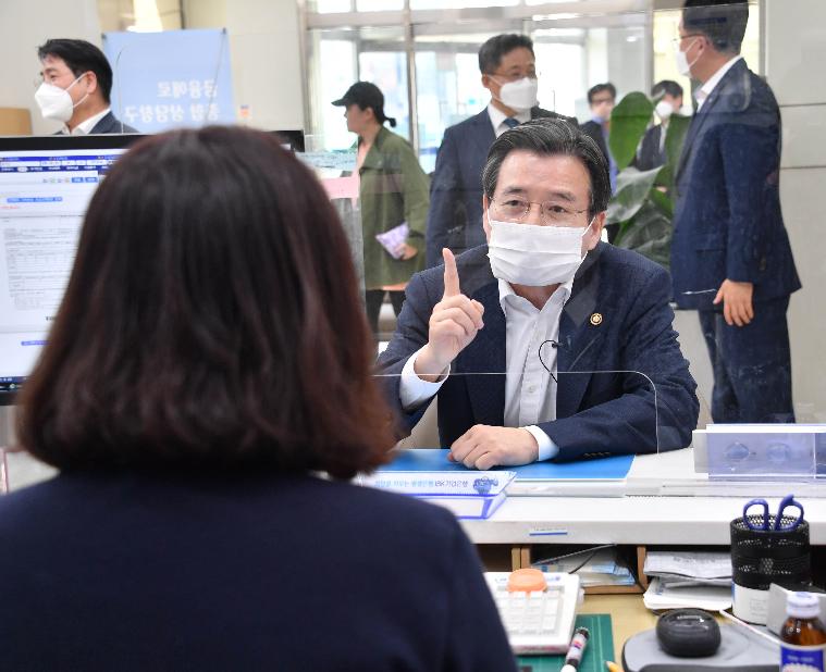 김용범 차관, 소상공인 금융지원 기업은행 현장방문