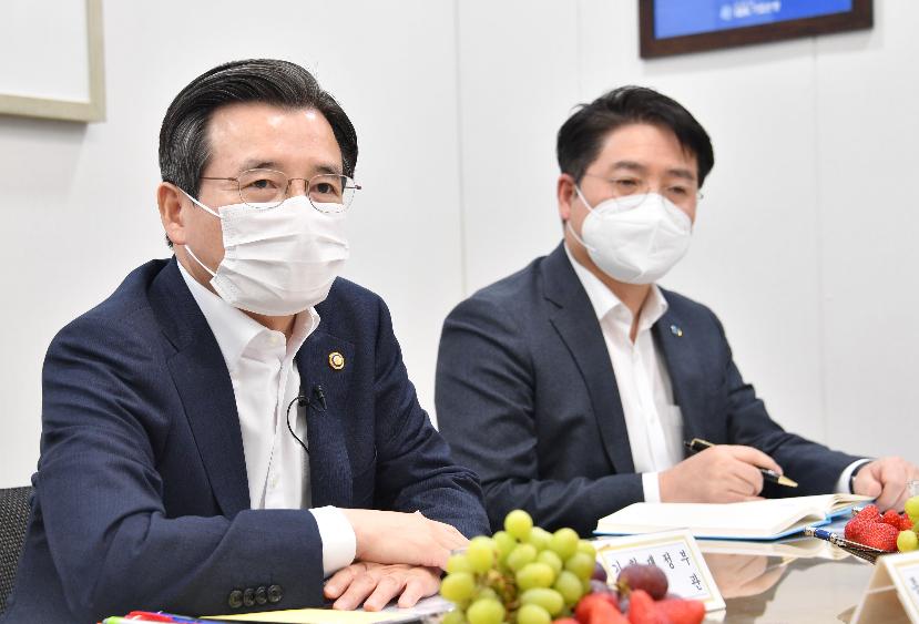 김용범 차관, 소상공인 금융지원 기업은행 현장방문