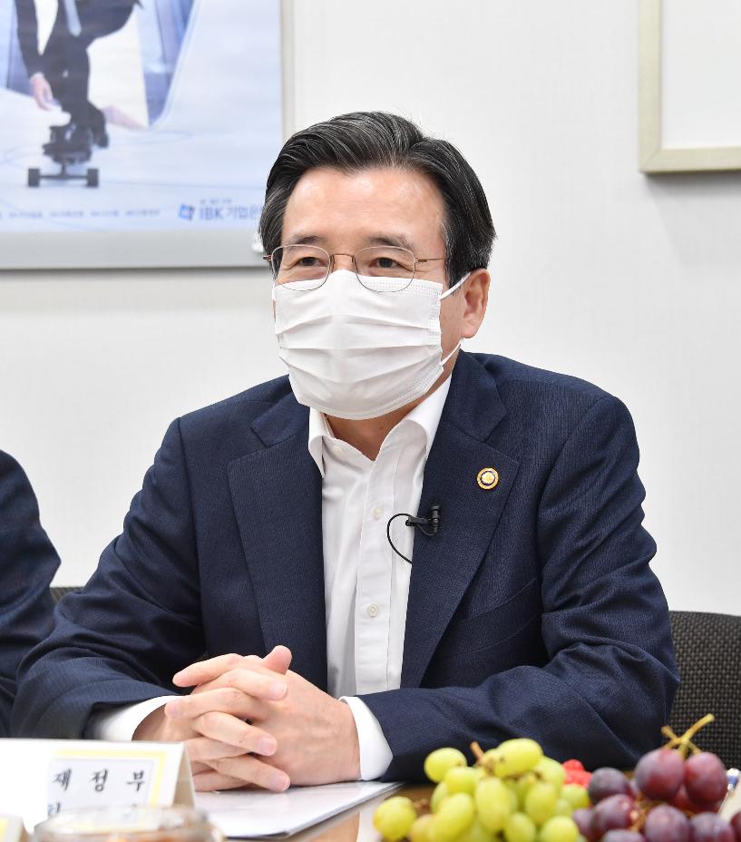 김용범 차관, 소상공인 금융지원 기업은행 현장방문