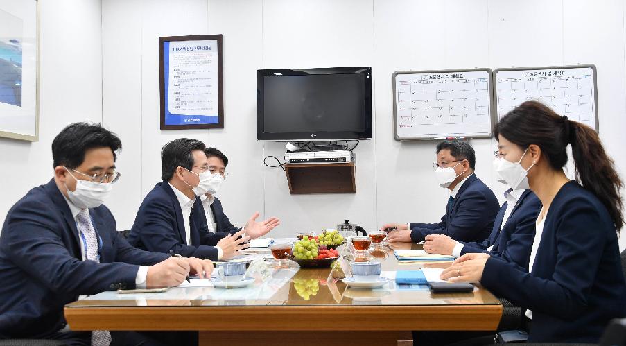 김용범 차관, 소상공인 금융지원 기업은행 현장방문