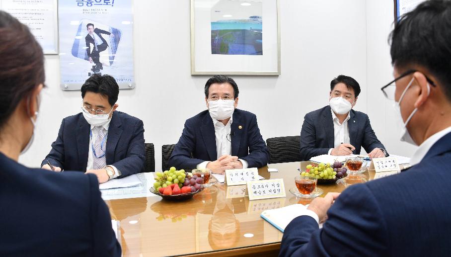 김용범 차관, 소상공인 금융지원 기업은행 현장방문