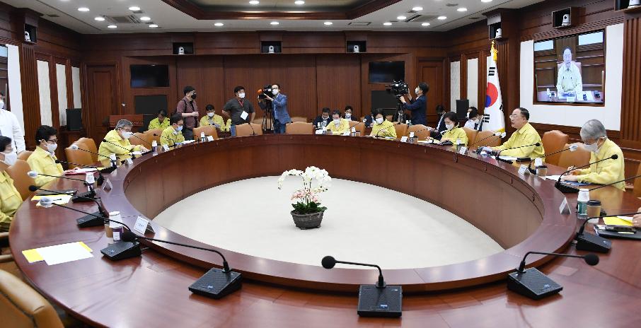 홍남기 부총리, 제12차 비상경제 중앙대책본부 회의