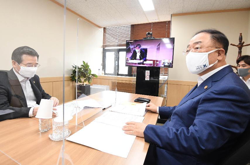 홍남기 부총리, 기획재정부 확대간부회의