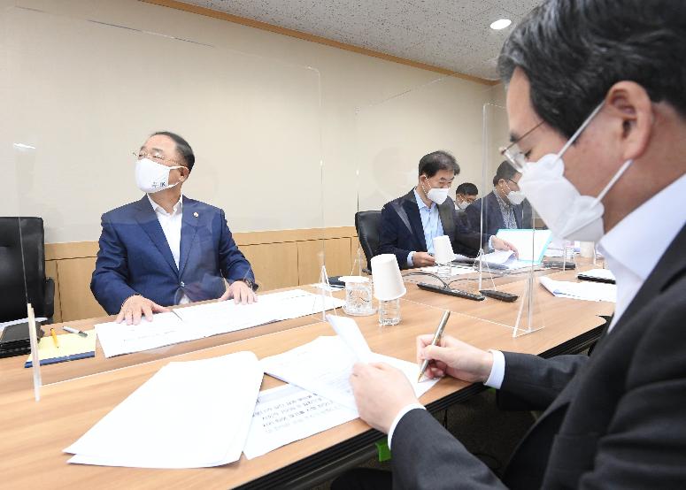 홍남기 부총리, 기획재정부 확대간부회의