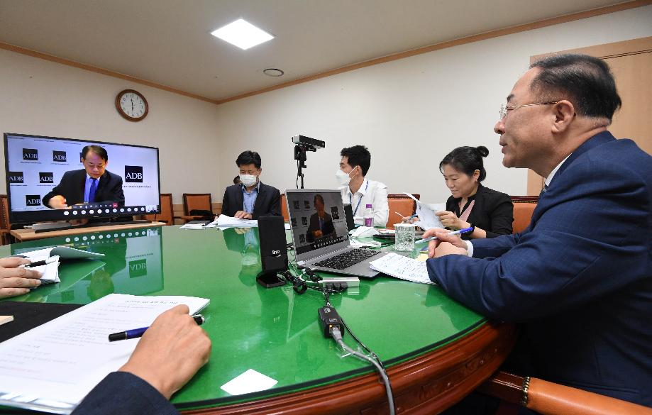 홍남기 부총리, 아사카와 ADB총재 화상 면담