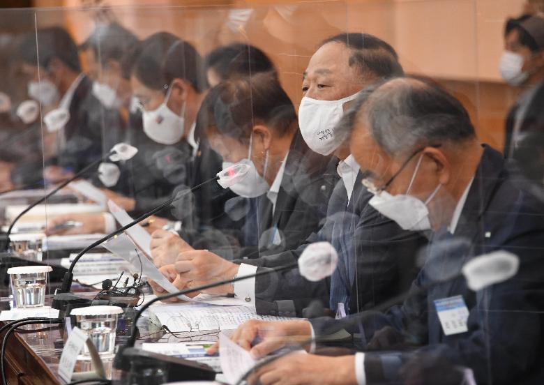 홍남기 부총리, 제5차 소재.부품.장비 경쟁력강화위원회