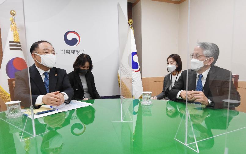 홍남기 부총리, 아이보시 코이치 주한 일본대사 면담