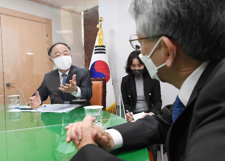 홍남기 부총리, 아이보시 코이치 주한 일본대사 면담