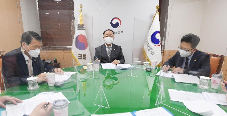 홍남기 부총리, 관계장관회의(녹실회의) 