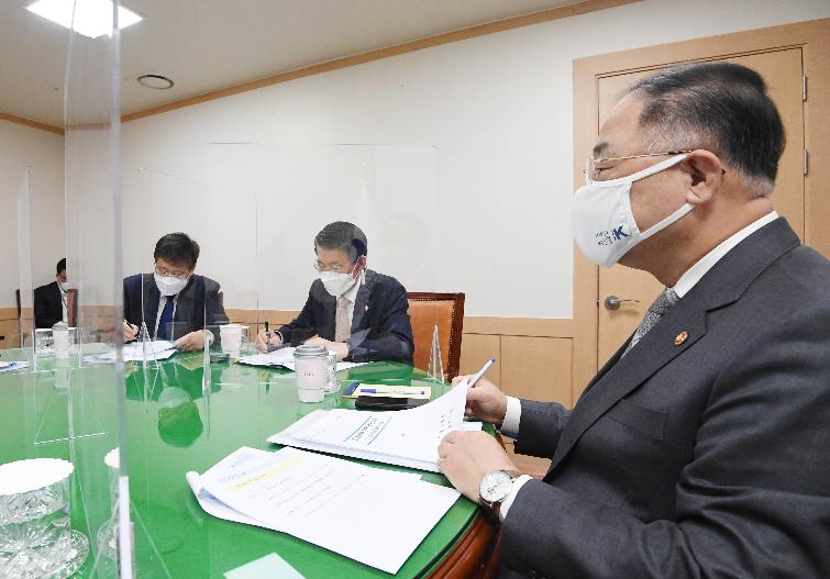 홍남기 부총리, 관계장관회의(녹실회의) 
