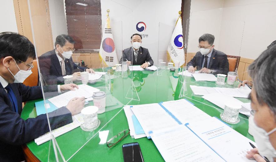 홍남기 부총리, 관계장관회의(녹실회의) 