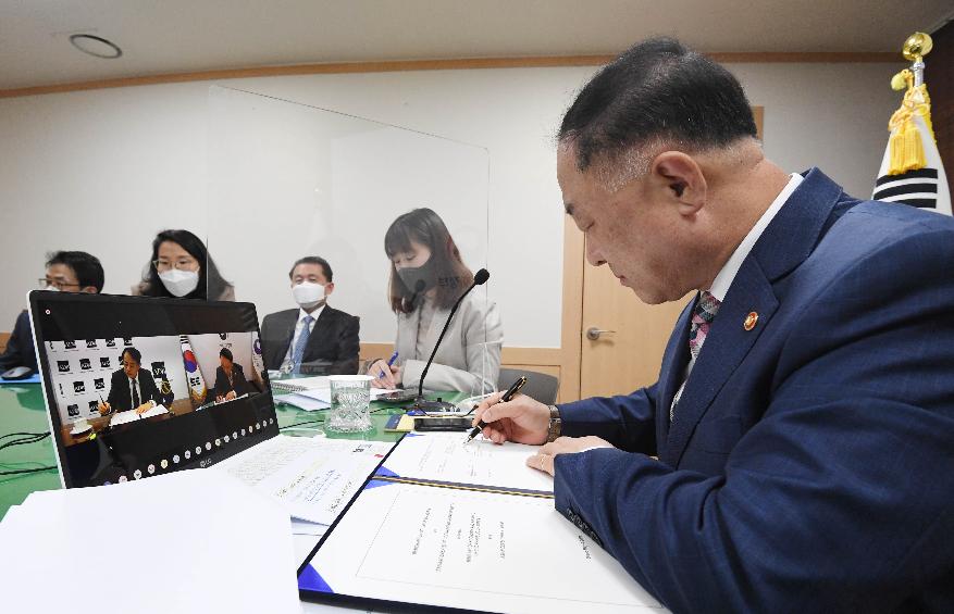 홍남기 부총리, 아사카와 아시아개발은행(ADB) 총재와 협조융자 확대 MOU 서명 및 양자면담