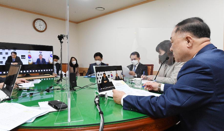 홍남기 부총리, 아사카와 아시아개발은행(ADB) 총재와 협조융자 확대 MOU 서명 및 양자면담