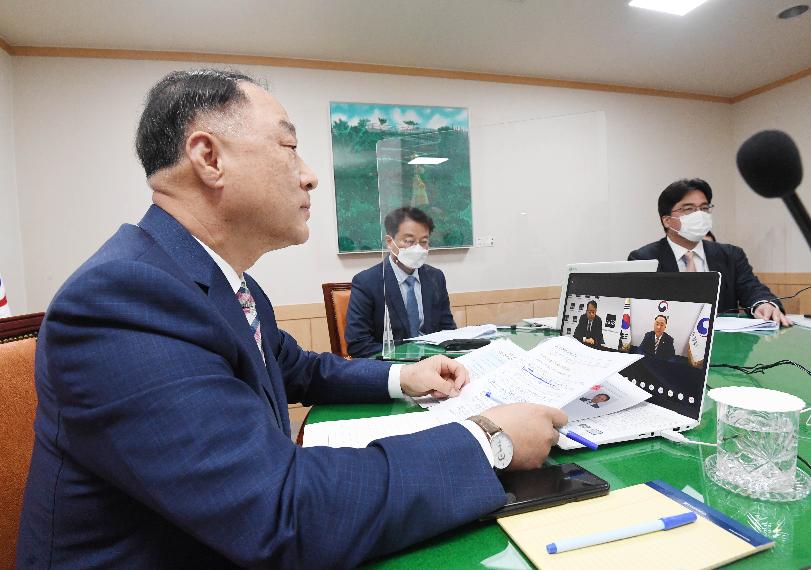 홍남기 부총리, 아사카와 아시아개발은행(ADB) 총재와 협조융자 확대 MOU 서명 및 양자면담