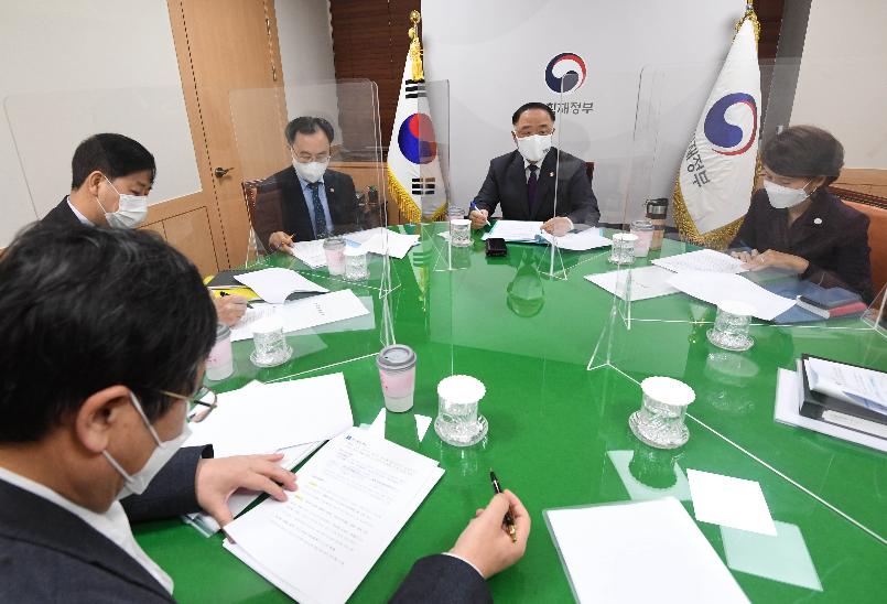 홍남기 부총리, 관계장관회의(녹실회의)