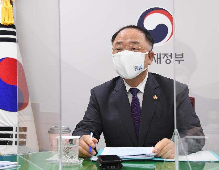 홍남기 부총리, 관계장관회의(녹실회의)