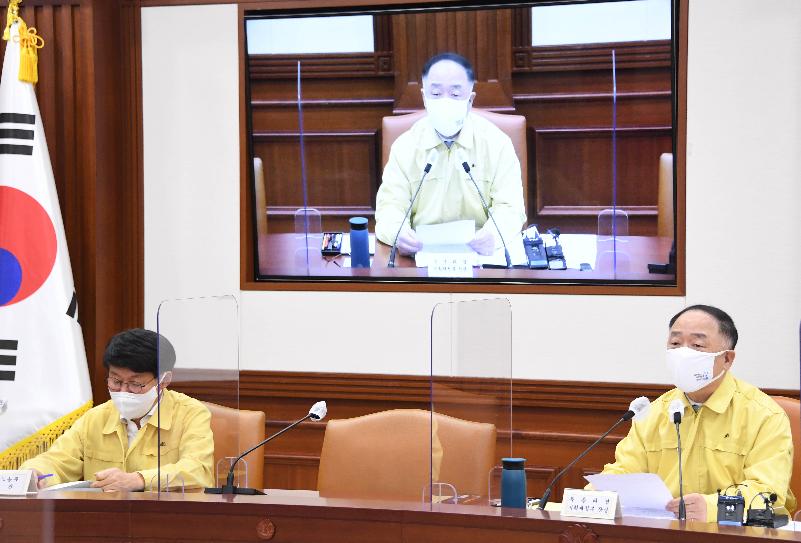 홍남기 부총리, 제38차 비상경제 중앙대책본부 회의 겸 2021년 제4차 혁신성장전략회의