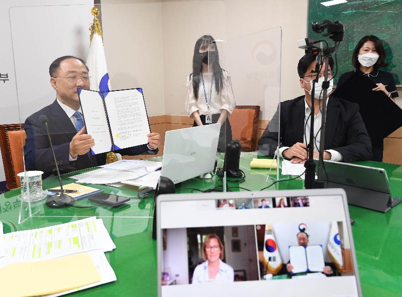 홍남기 부총리, 오딜 르노-바소 유럽부흥개발은행(EBRD) 총재 면담