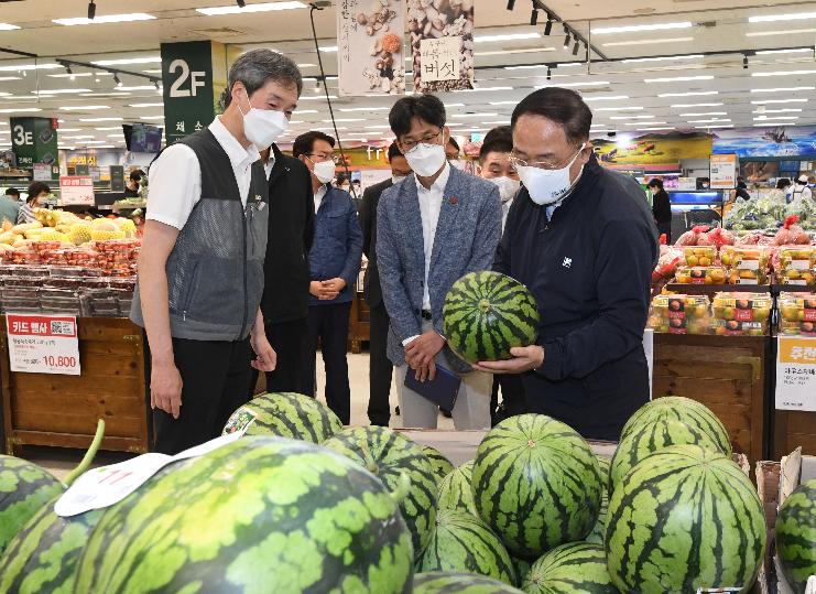 홍남기 부총리, 물가 관련 민생 현장방문
