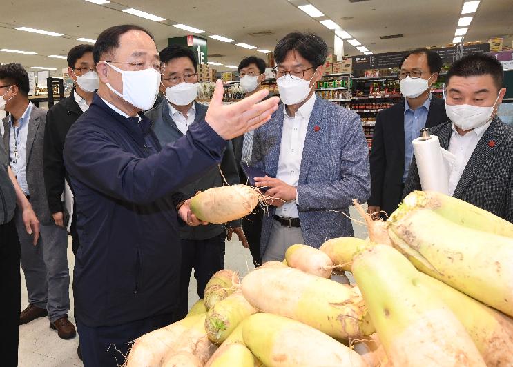 홍남기 부총리, 물가 관련 민생 현장방문