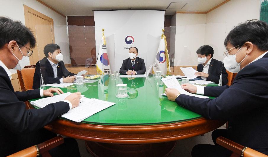 홍남기 부총리, 관계장관회의(녹실회의) 주재