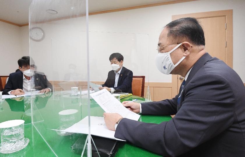 홍남기 부총리, 관계장관회의(녹실회의) 주재
