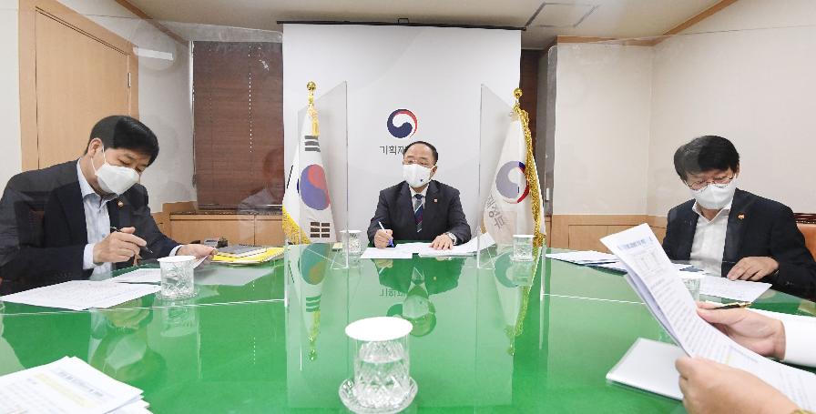 홍남기 부총리, 관계장관회의(녹실회의) 주재